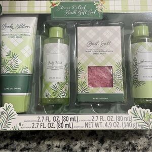 Holly Floral & Clear Musk Bath Gift Set - Green